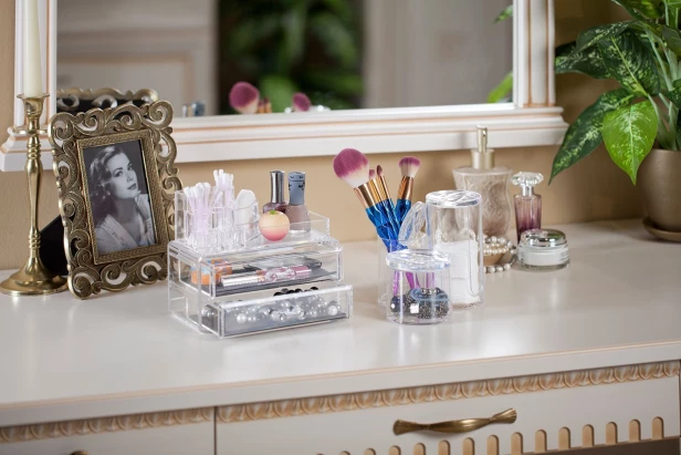 банка крема на туалетном столике среди других средств