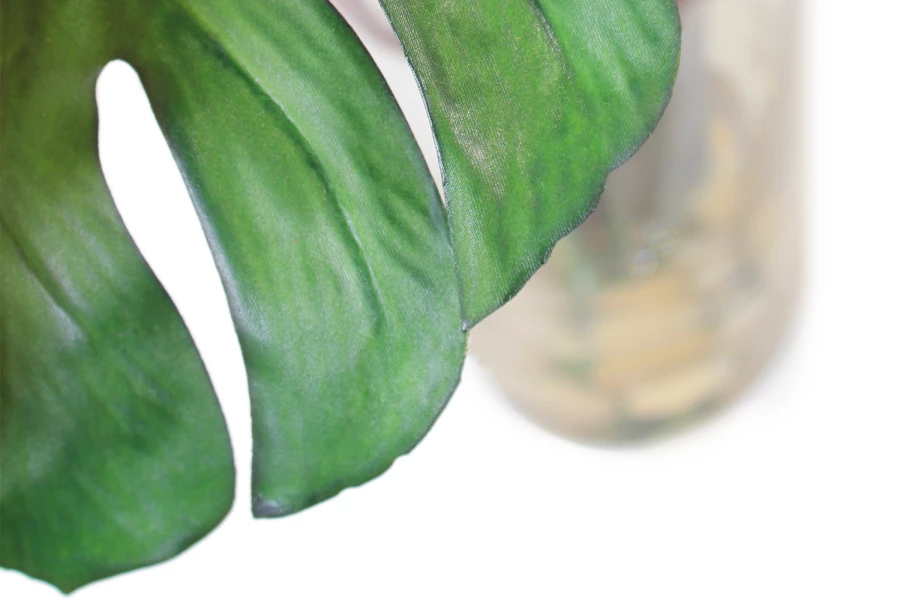 Искусственное растение в вазе с водой Орхидея с сореллой и листьями монстеры (изображение №3)