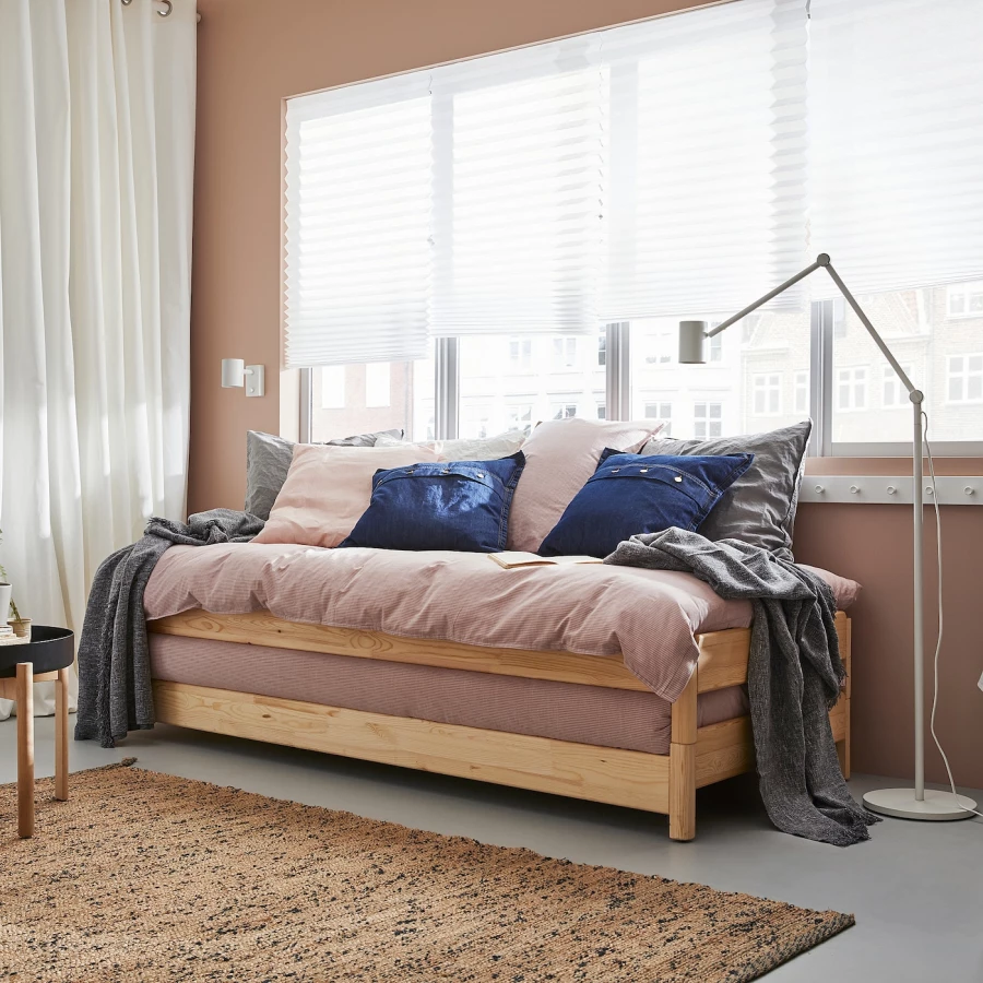 Складная кровать с 2 матрасами - IKEA UTÅKER/UTAKER, 200х80 см, матрас средне-жесткий, сосна, УТОКЕР ИКЕА (изображение №6)