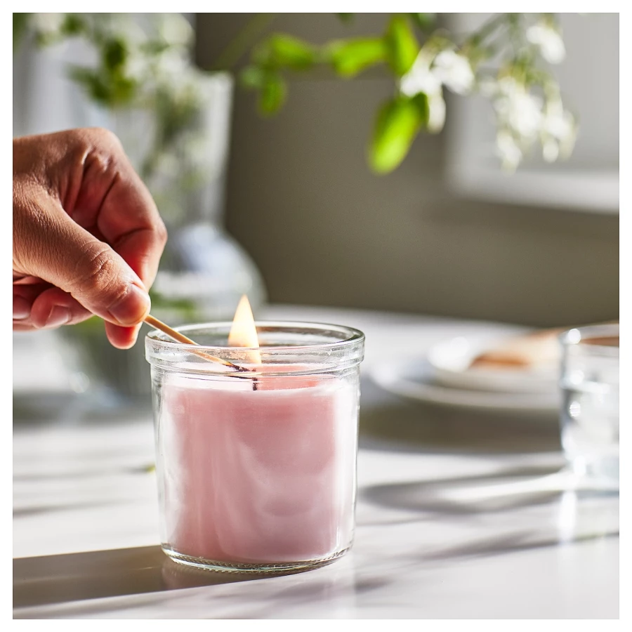Ароматическая свеча в стакане - IKEA LUGNARE/ЛУГНАРЕ ИКЕА, 8х8,5 см, розовый (изображение №2)