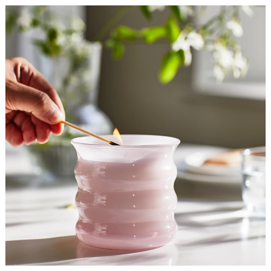 Ароматическя свеча в стакане - IKEA LUGNARE/ЛУГНАРЕ ИКЕА, 10х9,5 см, белый/розовый (изображение №2)