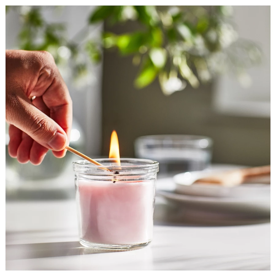 Ароматическая свеча в стакане - IKEA LUGNARE/ЛУГНАРЕ ИКЕА, 7х7,5 см, розовый (изображение №2)