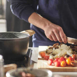 Второе фото. Кастрюля с крышкой- IKEA HUSKNUT/ХУСКНУТ ИКЕА, 2,7 л, антипригарное покрытие черного цвета