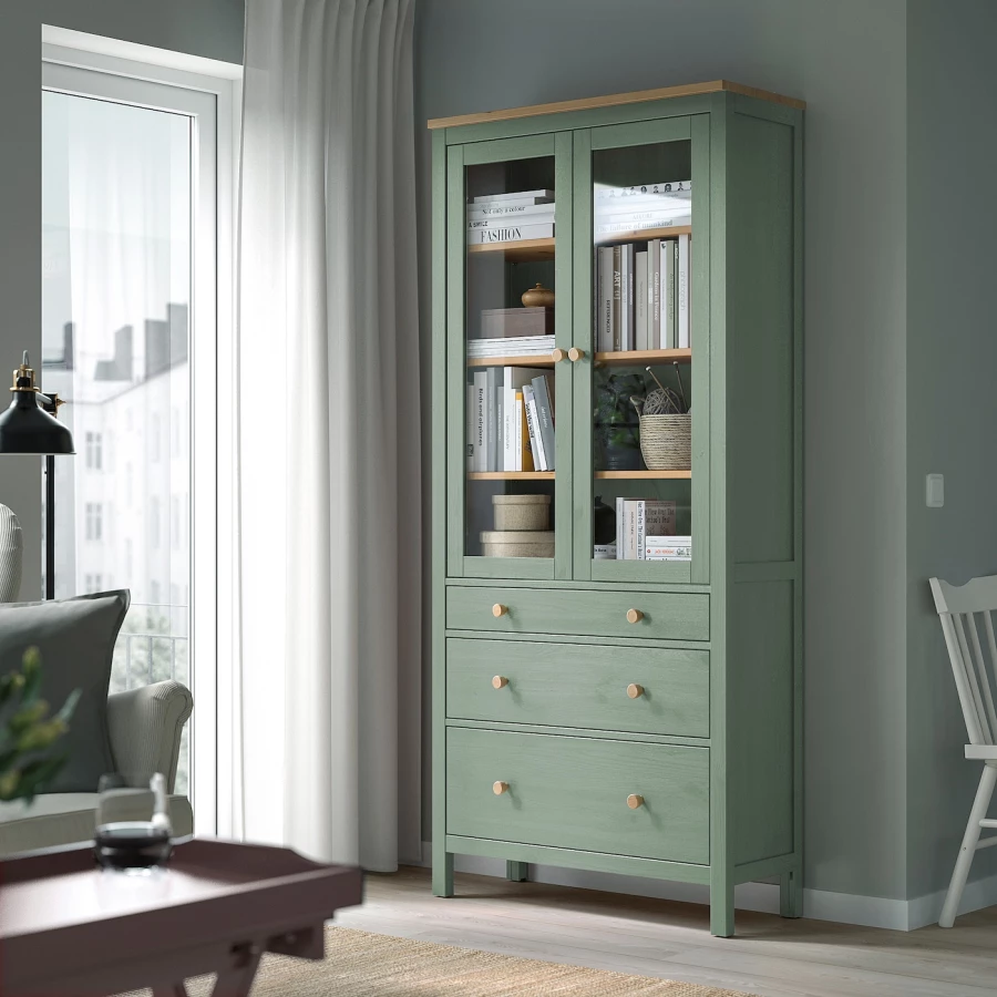 Шкаф со стеклянными дверцами - IKEA HEMNES/ХЕМНЭС ИКЕА, 90x197 см, серо-зеленая/светло-коричневая морилка (изображение №2)