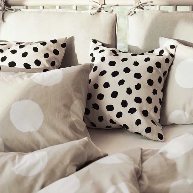 ODDNY ОДДНЮ Чехол на подушку, белый с оттенком/орнамент «точки» черный, 50x50 см (изображение №4)